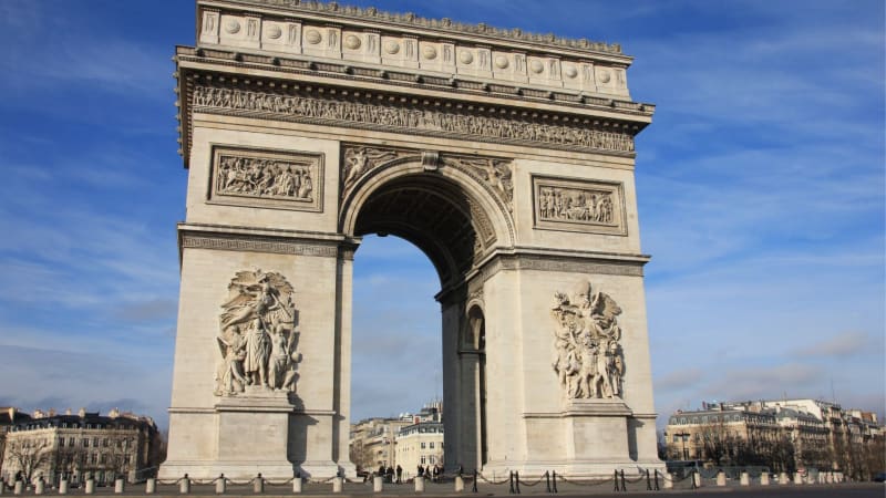 Arc de Triomphe - porte monumentale des Champs-Élysées, surplombant toute la ville.
